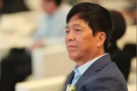 抱着“不务正业”赚到的400亿，他想好好做衣服了图片