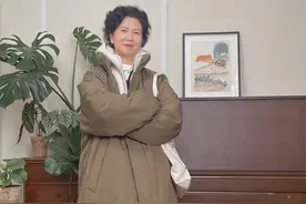 这是我见过最优雅的退休阿姨，头发烫卷、穿搭精致，优雅到骨子里图片