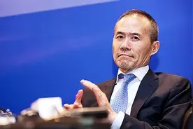 王石：放弃亿万资产抛弃糟糠之妻，娶小30岁女星，现却成人生赢家图片