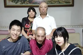 曾经没人看得见的她，今天终于刷屏了图片