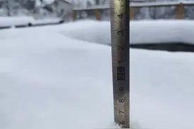 骑摩托上班是真的冷！穿个雨衣还不安全，是该考虑买个车了吗图片