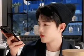 肖战法国吃川菜，身材高挑打扮低调，素颜露面好帅气图片