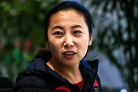 创造中国短道速滑历史，王濛跪地感谢，李琰教练的传奇一生图片