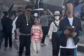 贾乃亮携女儿出游，10岁甜馨坐儿童推车被指娇贵，车太小快装不下图片