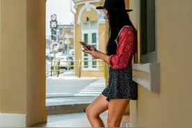 普吉岛酒吧街俨然已经变成了欢乐的海洋，而我却想起了两年前的她图片