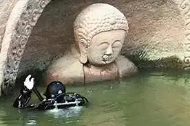 1980年江西水库水位下降，大量佛像浮出水面，水底埋藏着明朝古墓图片