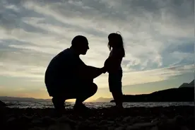 女儿爱黏着爸爸，有些情况宝妈需警惕，并非父女感情好那么简单图片