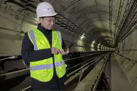 午夜的武汉街头，深入地铁的电信人图片