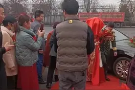 山东一新娘刚下婚车，一陌生大爷突然掀开盖头，网友：白活这么大图片