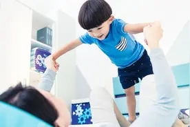 青春期儿子当众掀妈妈裙子，妈妈却一味放纵图片