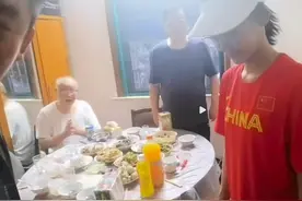 郑恺的爸爸首次出镜，和2岁孙女生疏，为儿媳准备10道菜显朴素图片