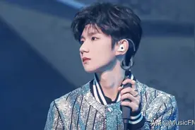 23岁，却在顶流的位置坐了十年，他是王源。图片