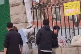 一女学生因爬墙，栏杆差点给扎到屁股，场面极其尴尬图片