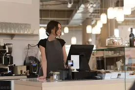 95后空姐，离职后开洗鞋店，年收益比总裁同学还要高图片