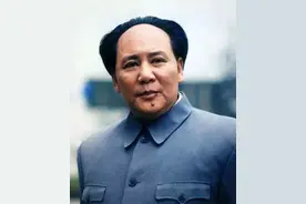 1989年，一解放军上将见到特型演员古月，下令：立正，敬礼图片