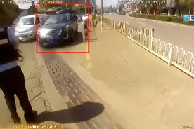 汽车停在火车铁轨上，什么情况？图片
