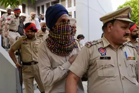 印度警察超重，连上级都看不下去了：不减肥的话就走人图片