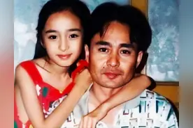 杨幂受伤后近况首次曝光！爸爸露面回应女儿伤情，庆幸老天保佑图片