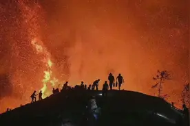 消防员撤离时被重庆妹子亲吻 网友：山火好灭，爱火易燃哟图片