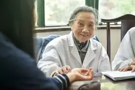 国医大师朱南孙，101岁高龄仍在坐诊，养生秘诀：两不沾、两坚持图片