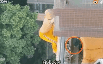 成都黄发男子坠楼事件，当事女子发声:希望网友嘴下留德图片