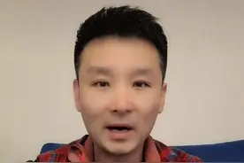 刘和刚单独晒与母亲合照，母子眉眼神似气质佳，网友直呼好孝顺图片