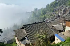 那些从小缺少陪伴的孩子，后来都怎么样了？1743万孩子共同面临的困境：这一幕，我不敢看图片