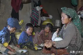 尼泊尔一家人共住一个房，新婚夫妻怎么办？当地人的办法简单直接图片