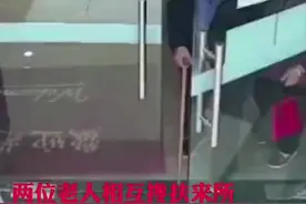 八旬老太捡到包步履蹒跚送到派出所图片