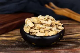 男人每天一杯“黄芪泡水”，一个月后，身体或许会有4个“改观”图片