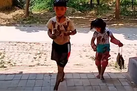 山东一兄妹捞鱼回家向妈妈炫耀，两手抱满，妈妈：洗洗还能要么？图片