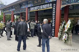 巩汉林、英达等人现身李建华追悼会，灵堂挽联幽默又令人悲伤图片