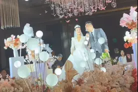 辽宁知名主持人结婚！众星云集齐道贺，新郎新娘颜值不匹像两代人图片