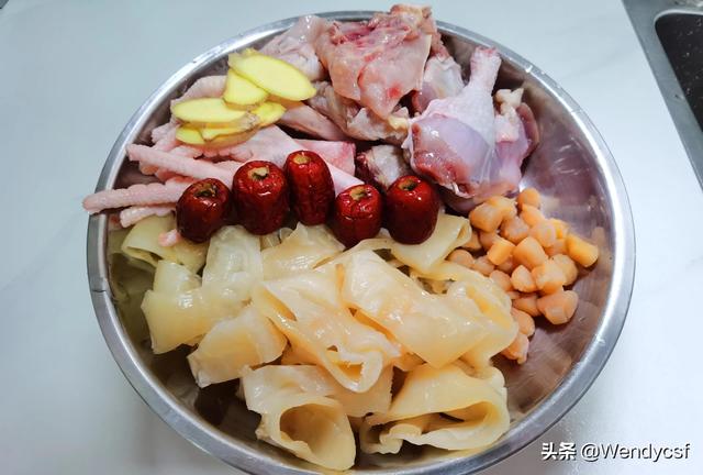 鱼胶煲鸡汤有什么好处 2026年鱼胶煲鸡汤有什么好处和功效