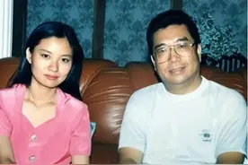 李双江与大儿子合影！他一头乌发显年轻，56岁李贺制服出镜超帅气图片