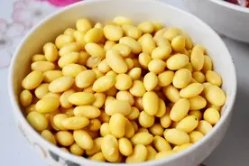 初春黄豆别打豆浆，教你1个不外传的做法，下饭拌面都好吃，真香图片