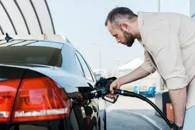 我国从伊朗进口石油，每天高达上百万桶，国内油价却不减反增？图片