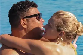 可爱!46岁大罗携90后超模伊比萨度假,女友水中托举300斤肥罗失败图片