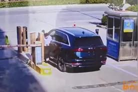 襄阳车主刚下车，车子冲出停车场图片