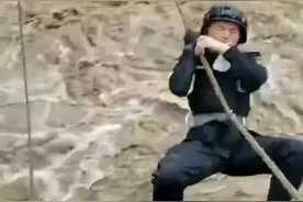 甘孜民警用身体和绳索搭建“生命桥”图片