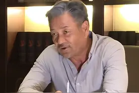 62岁尤勇智真显老，小10岁妻子是央美教授，结婚23年至今无儿无女图片