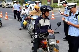 12月两轮、三轮电动车、老年代步车上路，各地交警严查违章行为图片