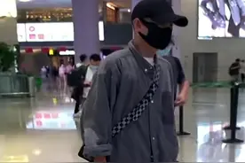 文章独自现身机场无人识，打扮朴素似路人，拎上万手包好奢华图片