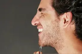 男士拔胡子的危害图片