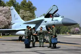 “中巴军事合作再次升级，中国歼-10战斗机成巴铁新宠！”图片