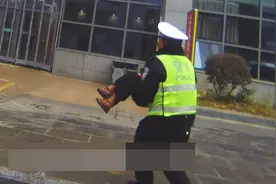 险！孩子从三轮车上摔下受伤！安顺交警一路护送就医！图片