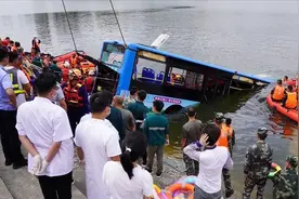 贵州公交车司机驾车冲入湖中，21人丧生：成年人的绝望就在一瞬间图片