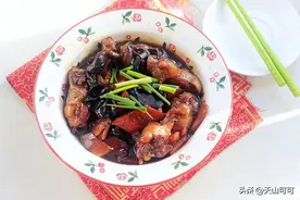 鸡翅根家常做法，只用两种酱料，喷香解馋，汤汁泡米饭都好吃图片