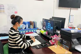 郑州24岁女老师因疫情成“千人大班”辅导员，一下午接86个学生来电图片