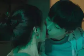 35岁江疏影拍吻戏太欲了，躺在浴缸里被彭彭亲，网友：这谁忍得住图片